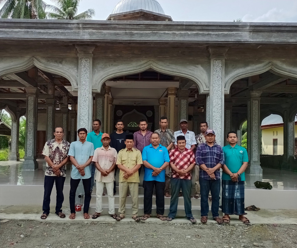 FOTO BERSAMA KEUCHIK, SEKDES, IMUM GAMPONG, STAF DAN PERANGKAT DESA